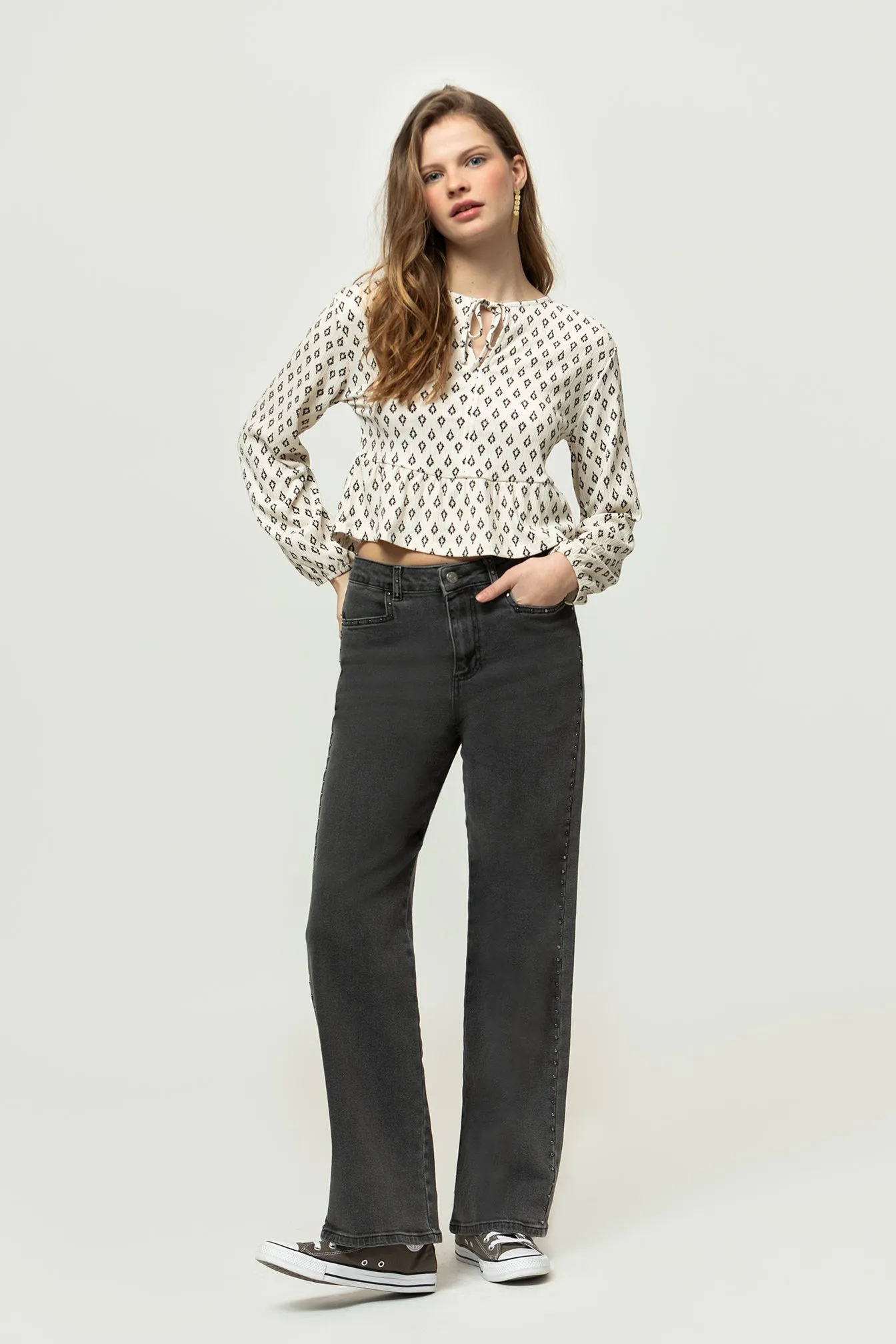 JEANS RECTOS TACHUELAS