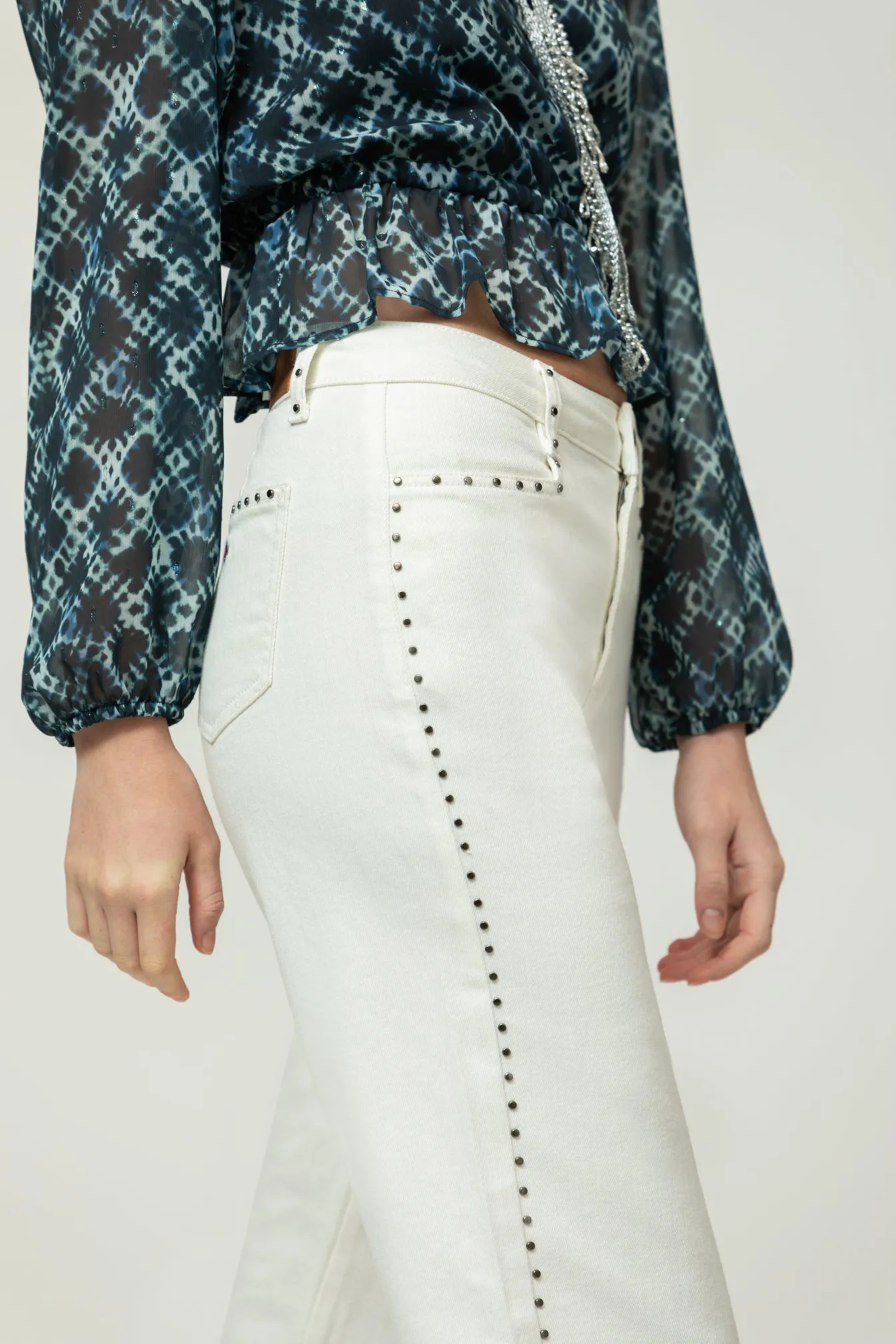 JEANS RECTOS TACHUELAS