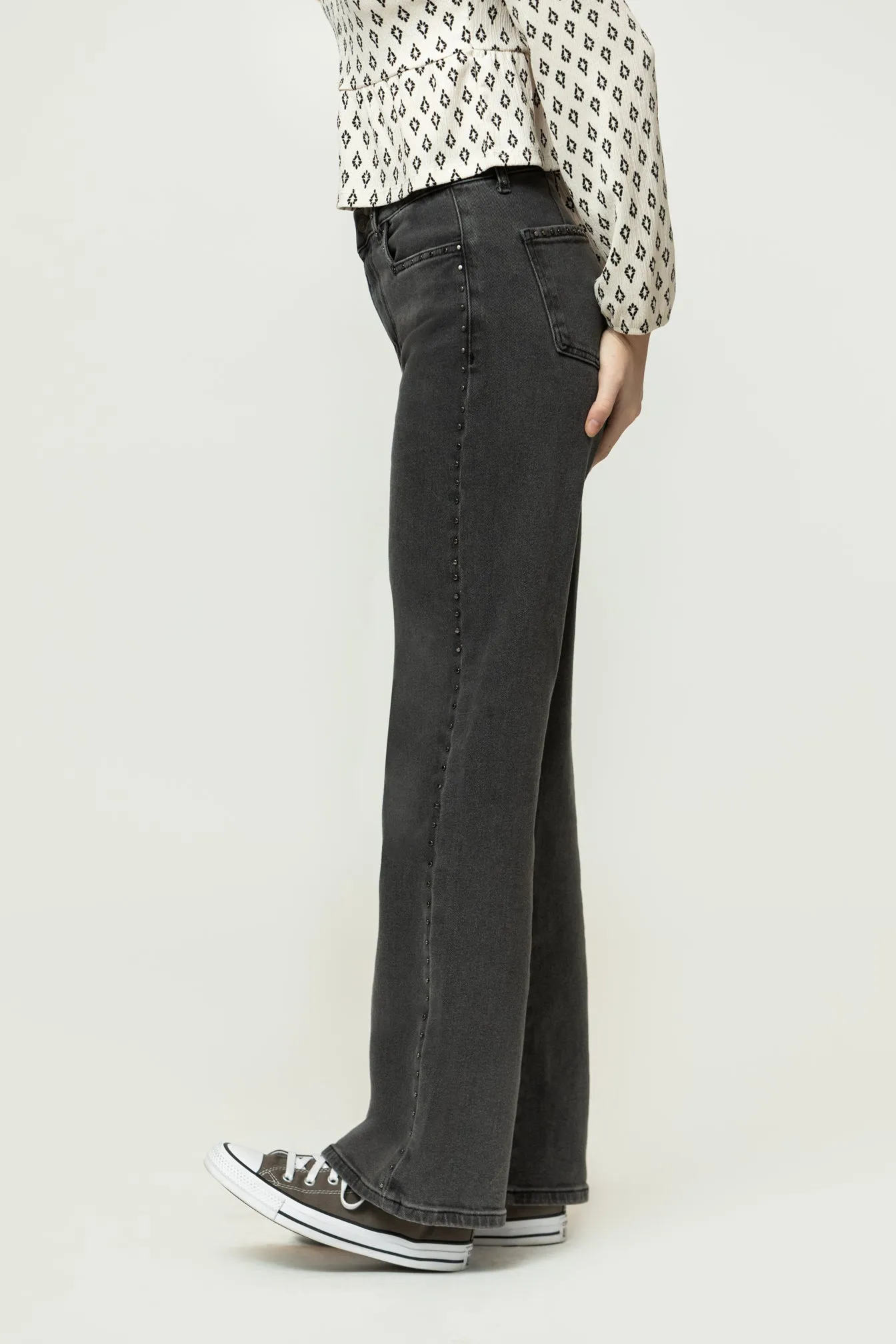 JEANS RECTOS TACHUELAS